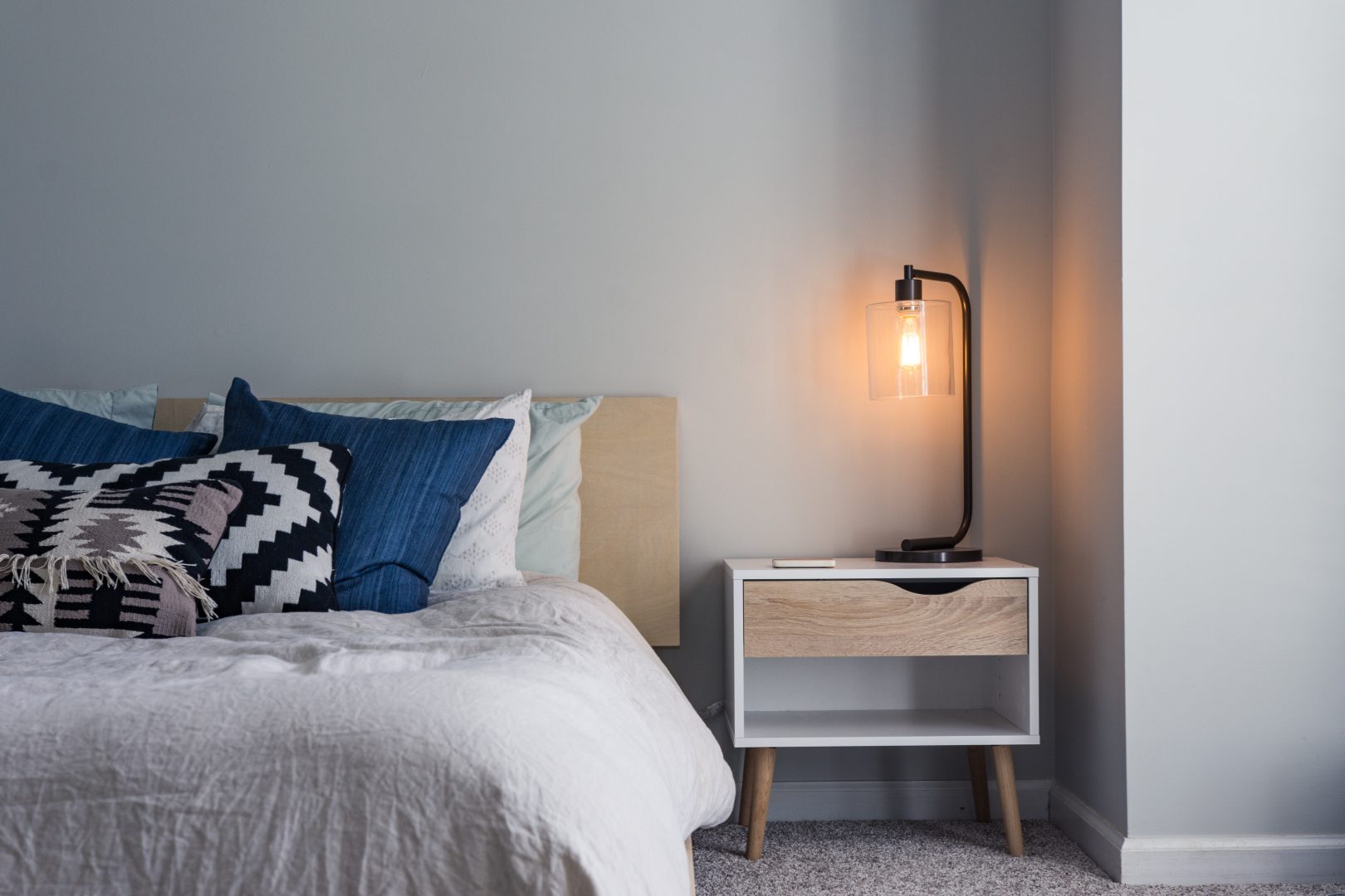 bed in slaapkamer met tafel lamp