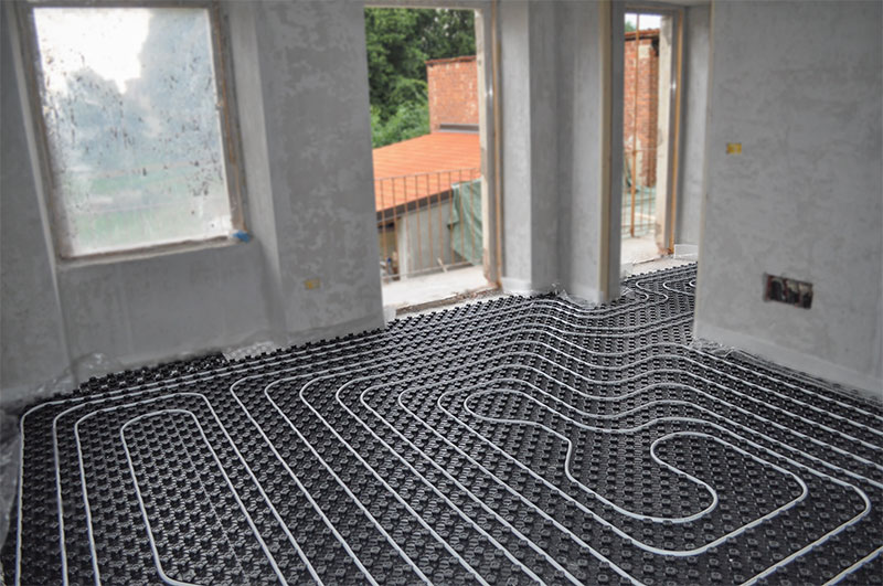 een bouwwerf met de installatie van een Warmup watersysteem. installatie van vloerverwarming op water