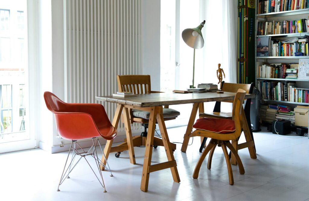 woonkamer met radiator aan wand en vloerverwarming